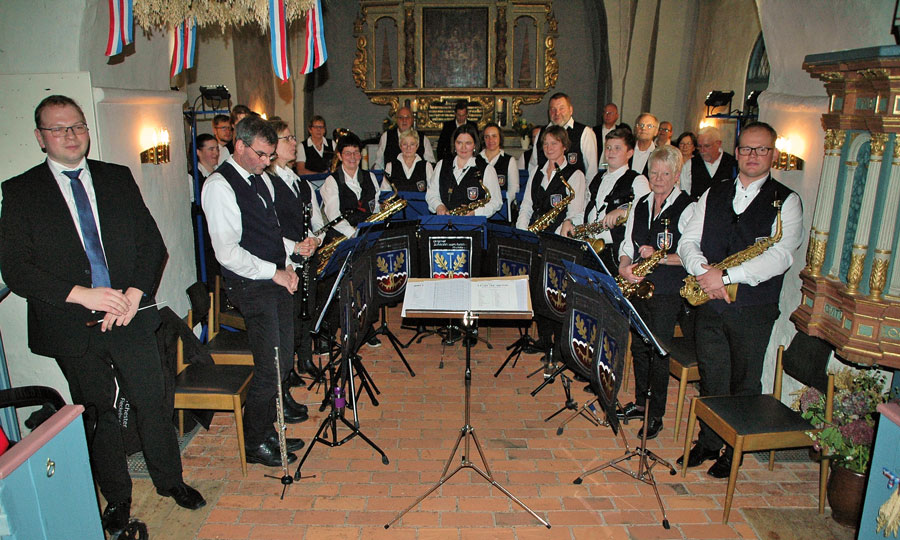Orchester-Auftritt-Kirche-stehend